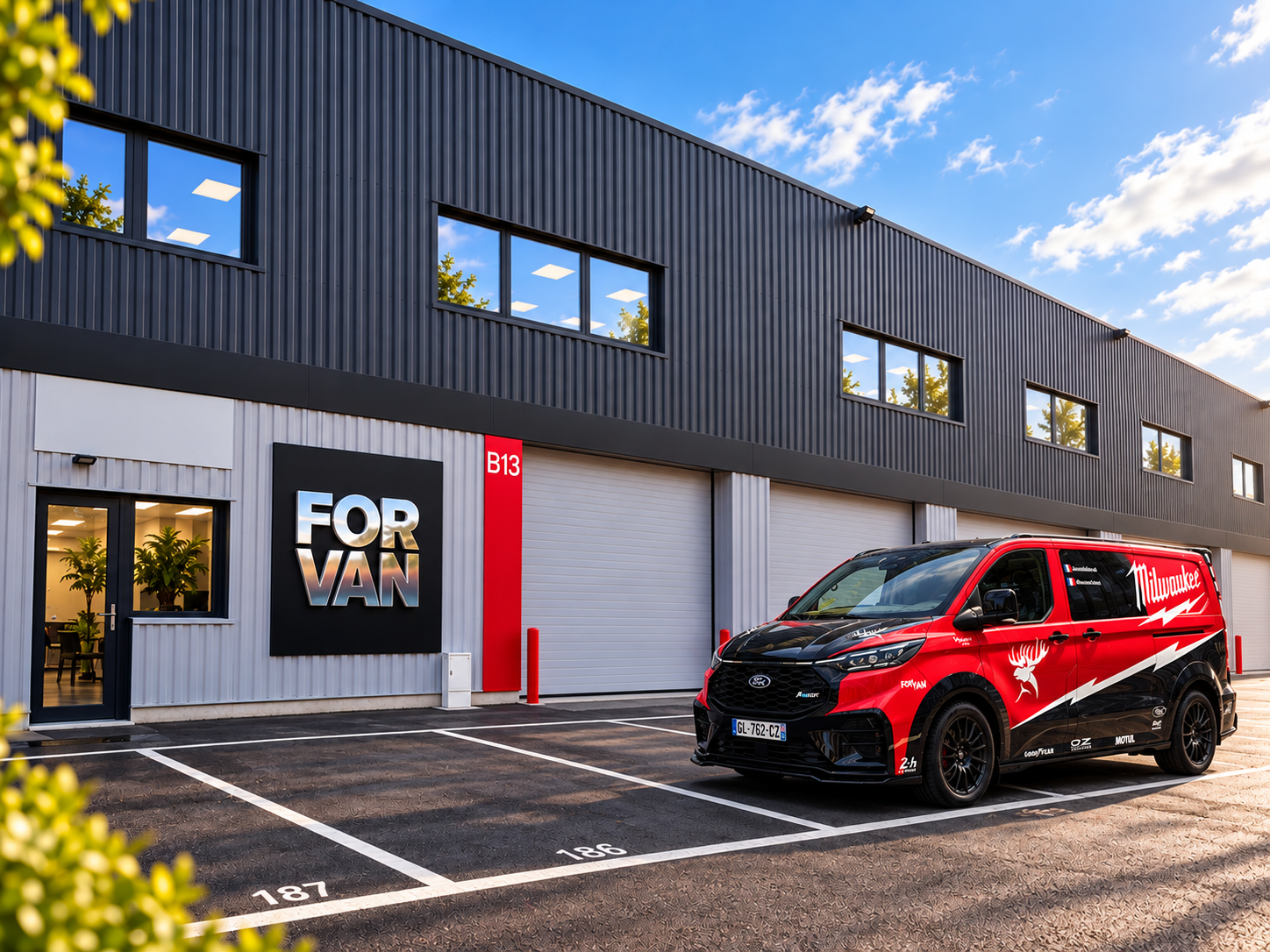 La devanture de l'atelier FORVAN, enseigne chromée et van Milwaukee stationné devant les portes sectionnelles