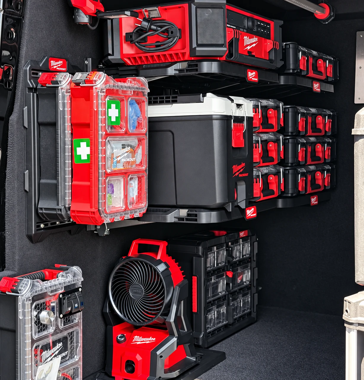 Organiseurs, éclairage et petites pièces : l’écosystème PACKOUT à portée de main.